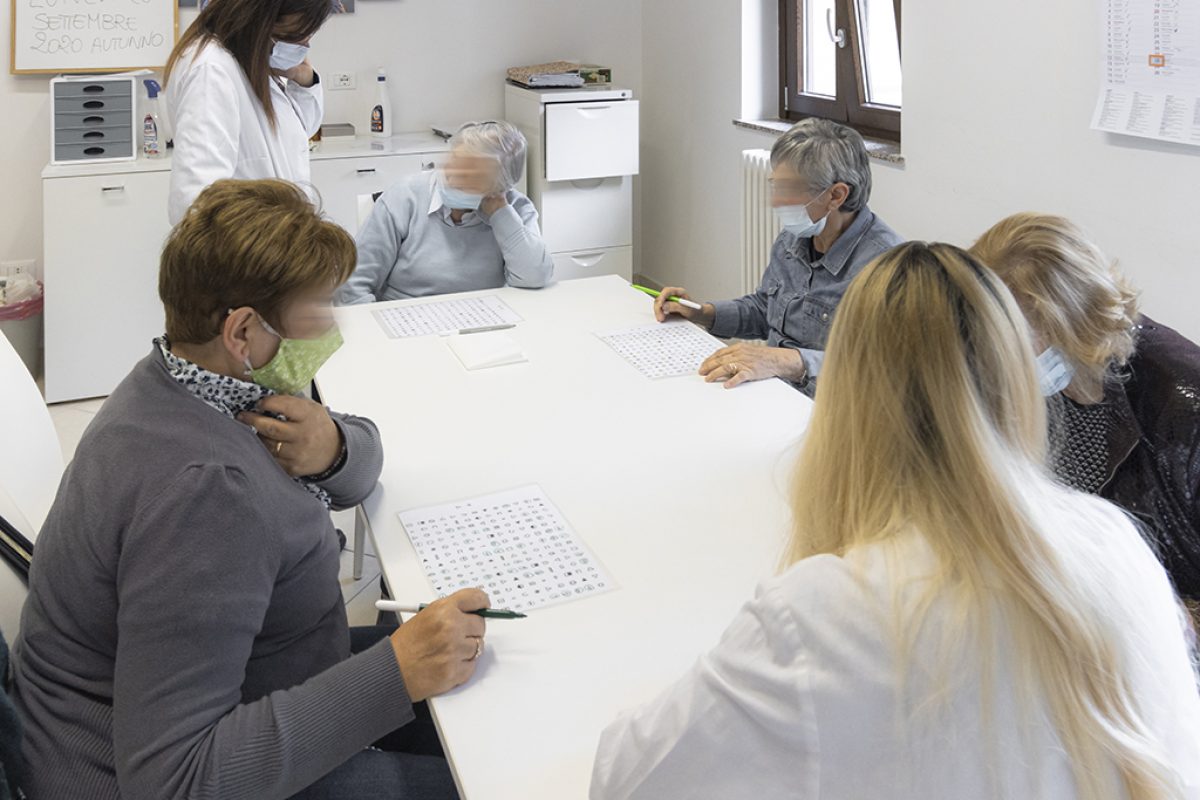 Seduta di stimolazione cognitiva al Centro Creativamente